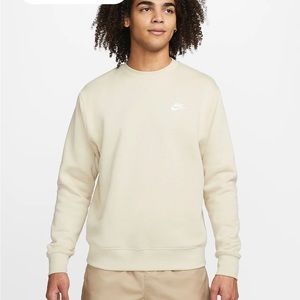 Nike Sportswear Club Fleece
Crew in Rattan White